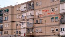 Haga click para ver la imagen ampliada bici colgada de casa.jpg